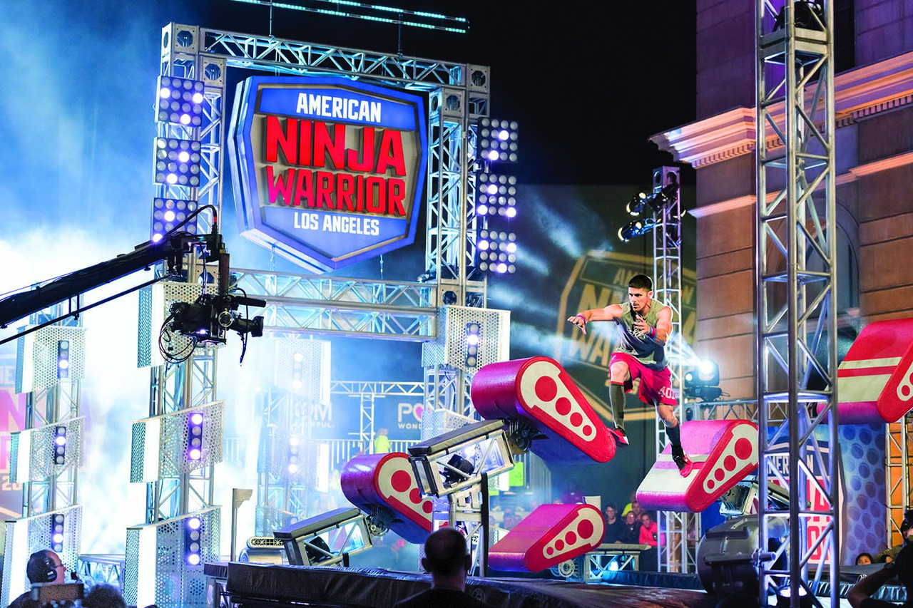 Русский ниндзя американская. Шоу Ninja Warrior. American Ninja шоу. American Ninja Warrior show. Спортивные шоу на ТВ.